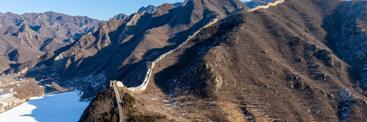 Chinesische Mauer auf einem Bergrücken