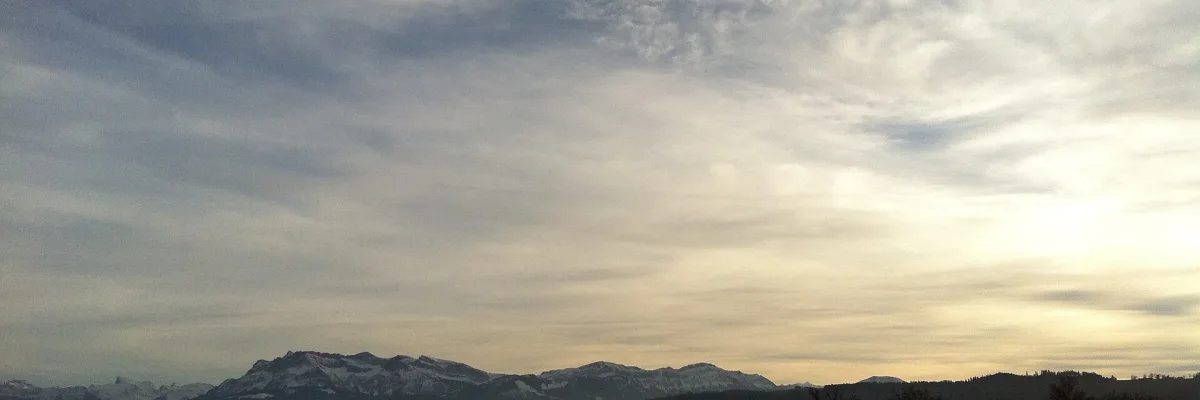 Lago de Sempach y Alpes suizos al atardecer